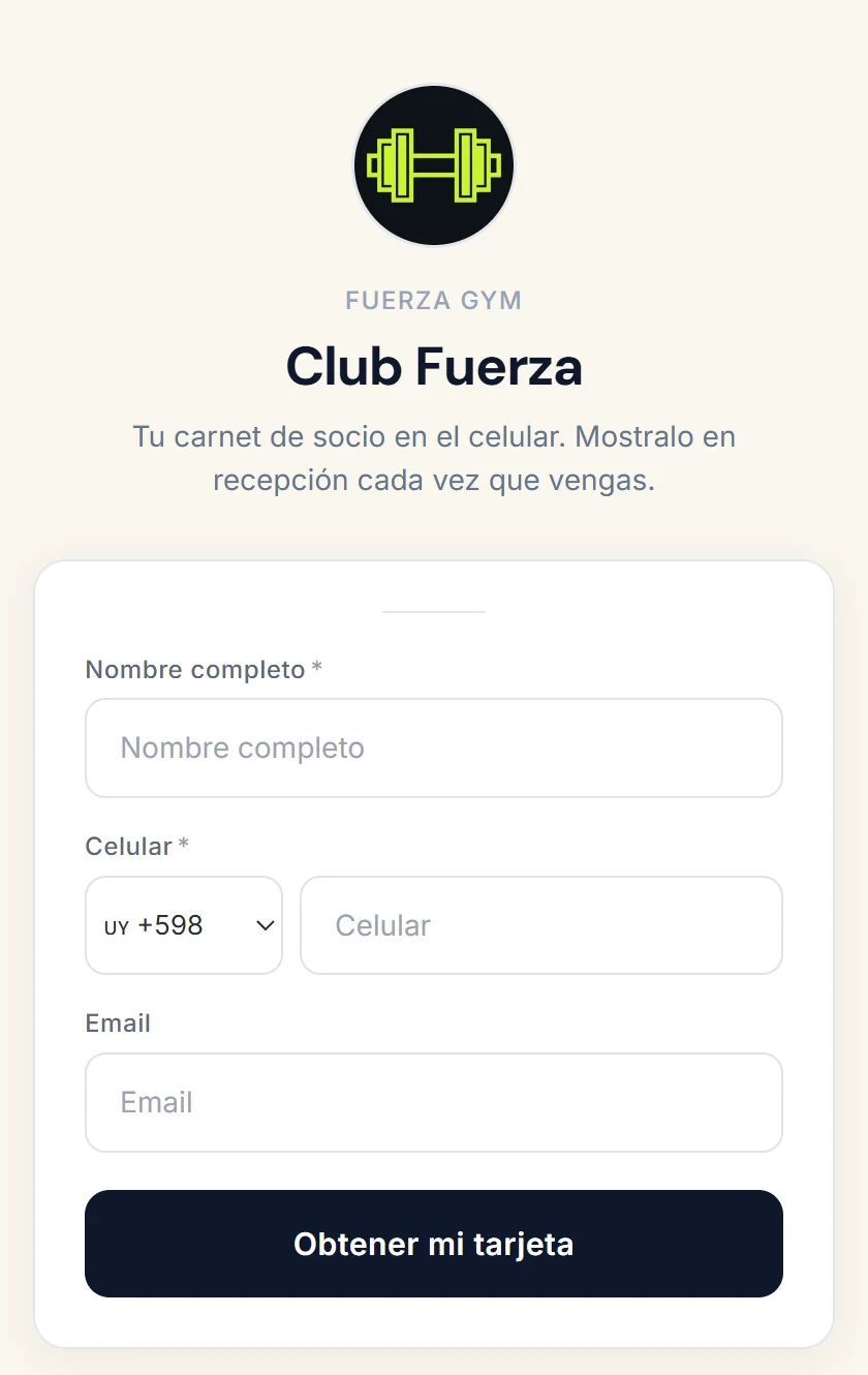 Página para sacar el carnet de Fuerza Gym: logo, el texto Tu carnet de socio en el celular y casillas para nombre completo, celular y email, con el botón Obtener mi tarjeta